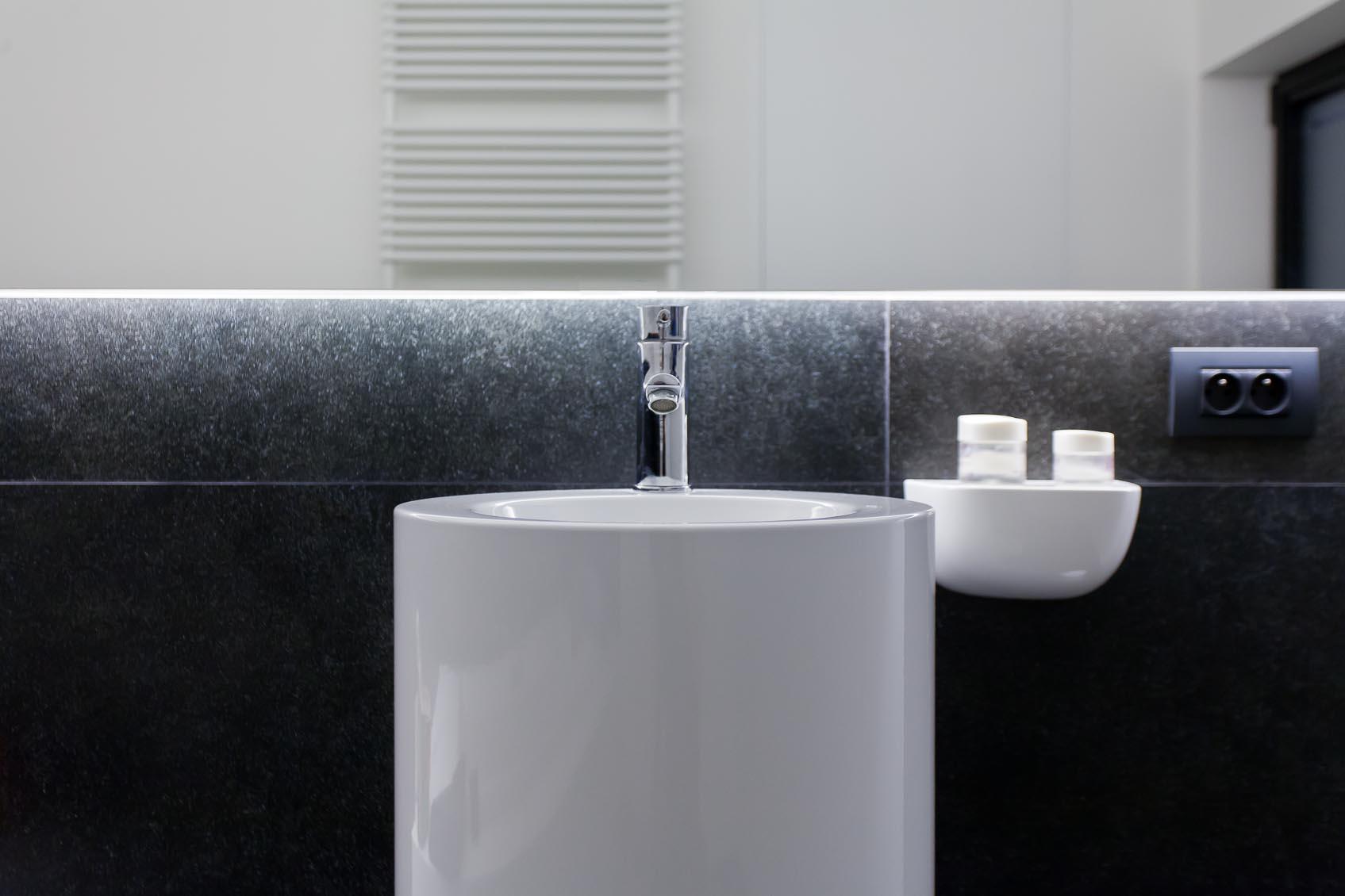 Indirecte verlichting badkamer: badkamer met indirecte verlichting ...