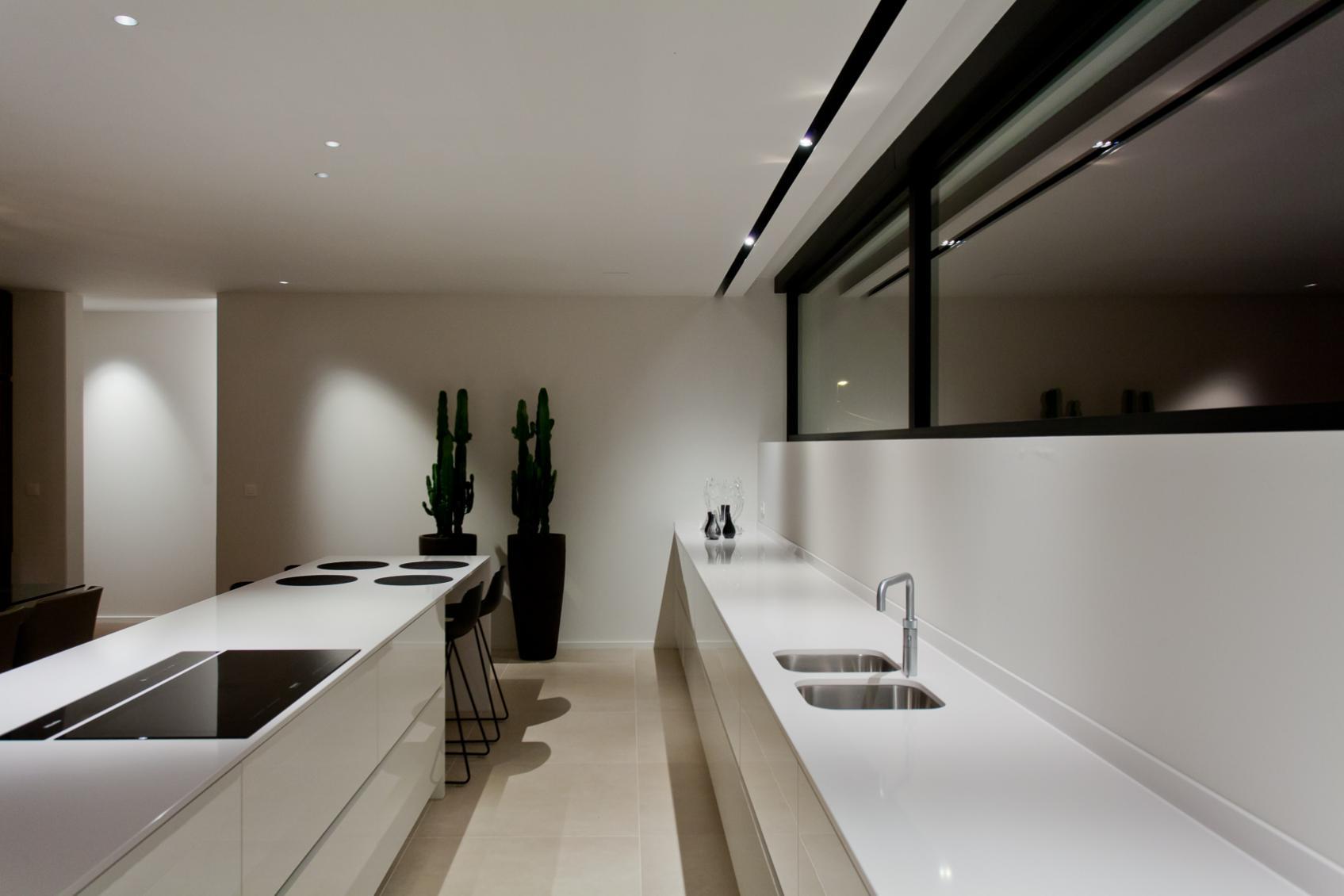 Verlichting moderne witte keuken