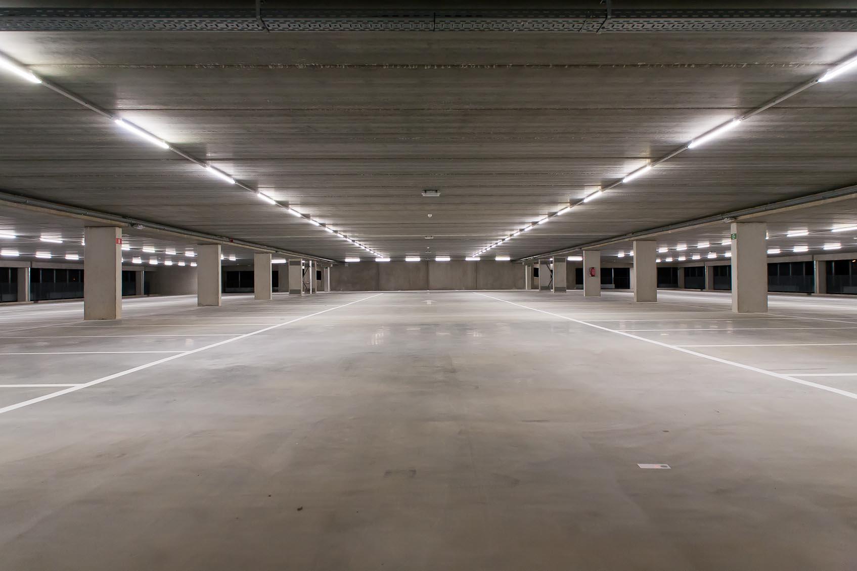 parkeergarage cipal geel lichtconcept