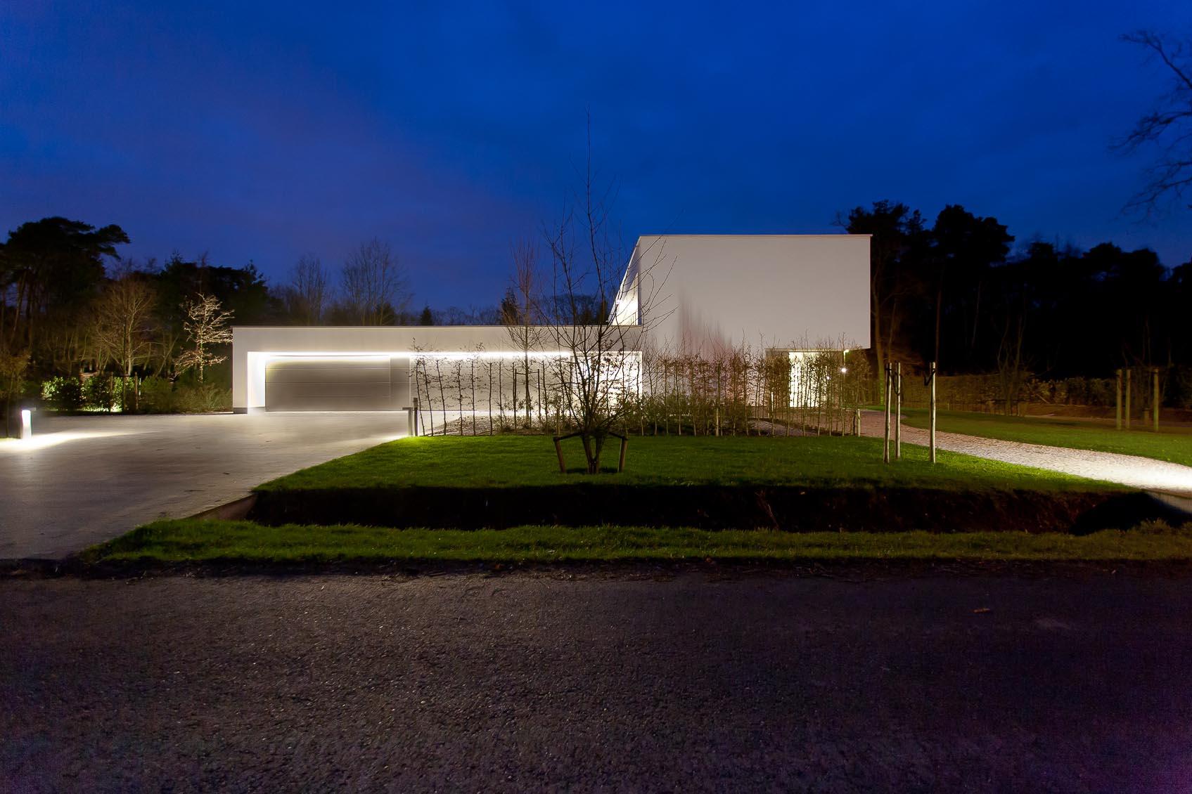 warm witte architecturale woning met een ledlijn verlichting aan voorgevel 