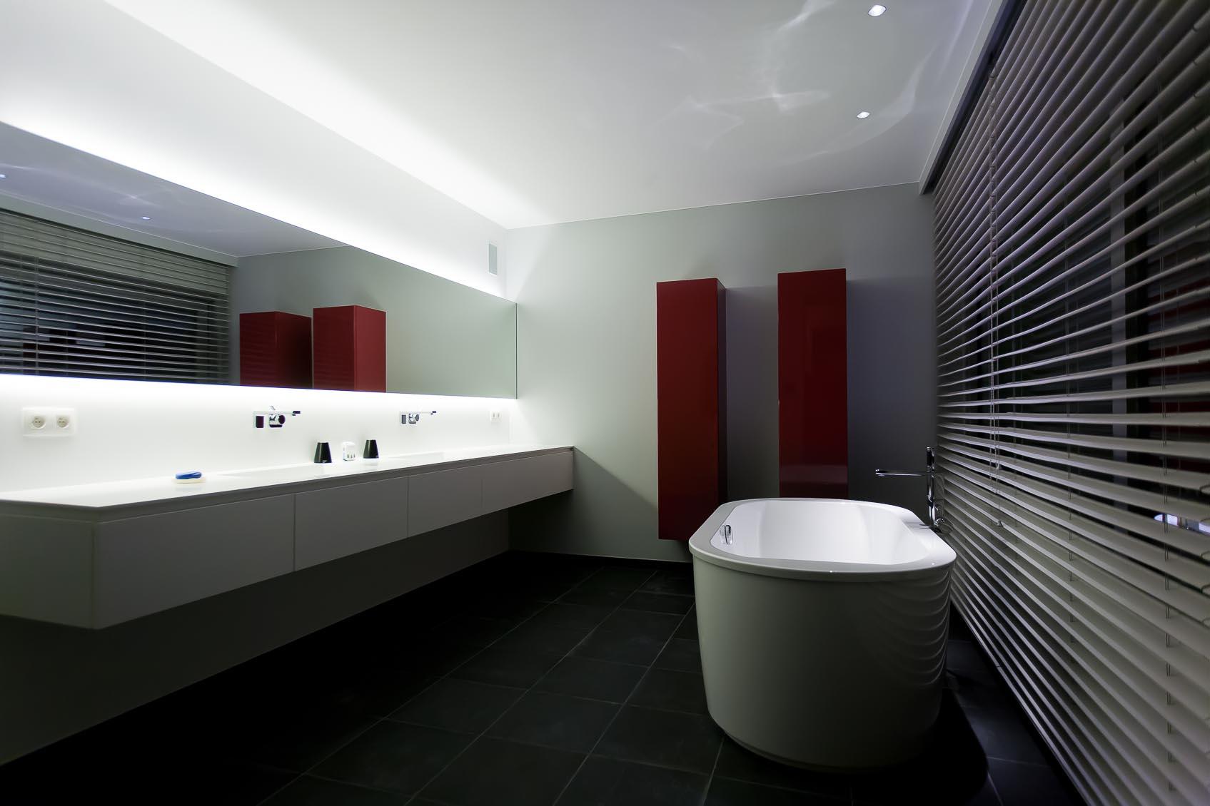 moderne strakke badkamer met indirecte led spiegelverlichting up en down