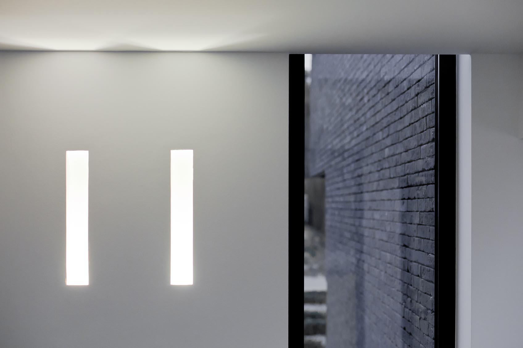 strakke lichtoplossing door naadloze inbouw wandlamp in plaaster voor nieuwbouwwoning