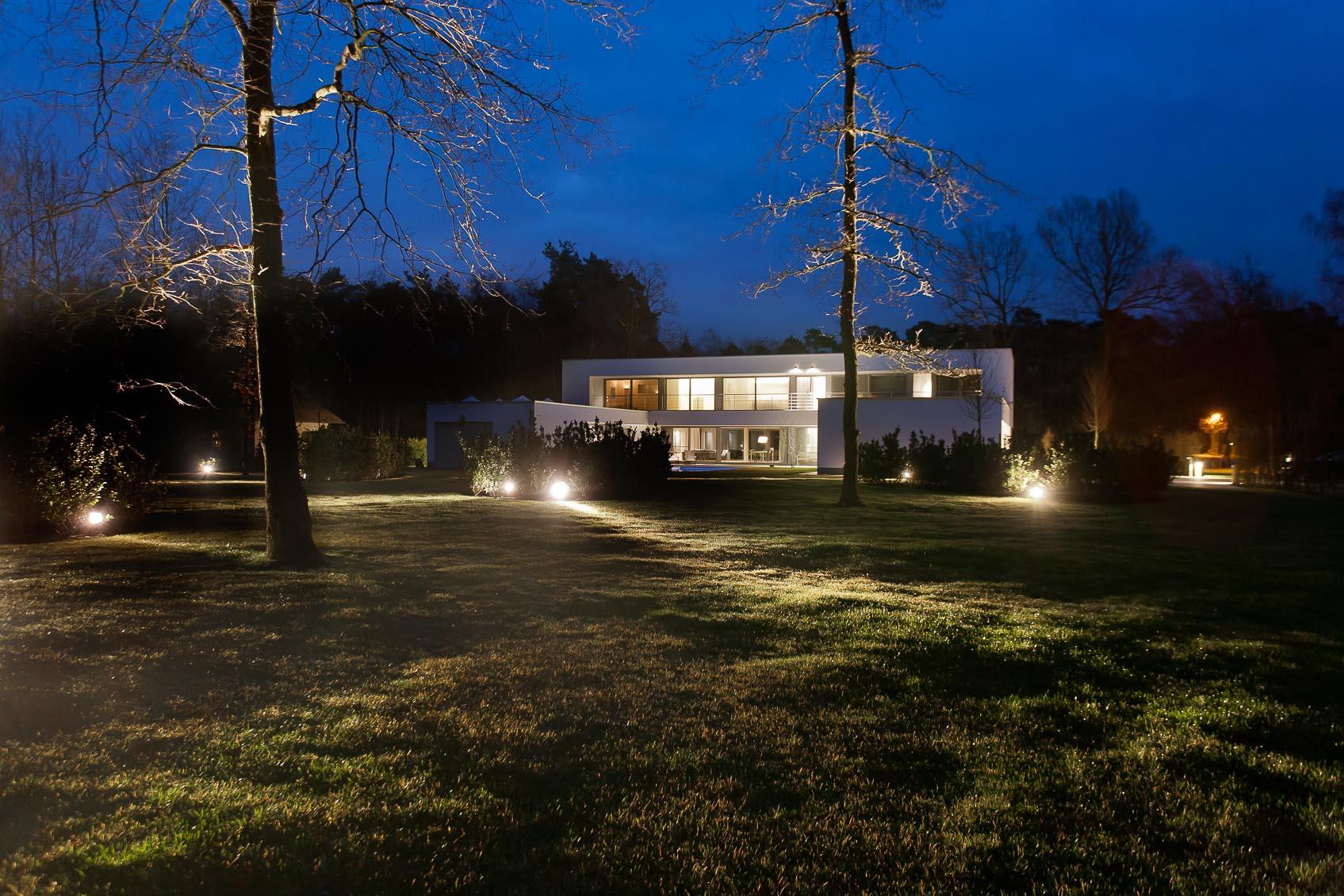 uniek lichtadvies voor tuinplan door spot accenten en licht lijnen 