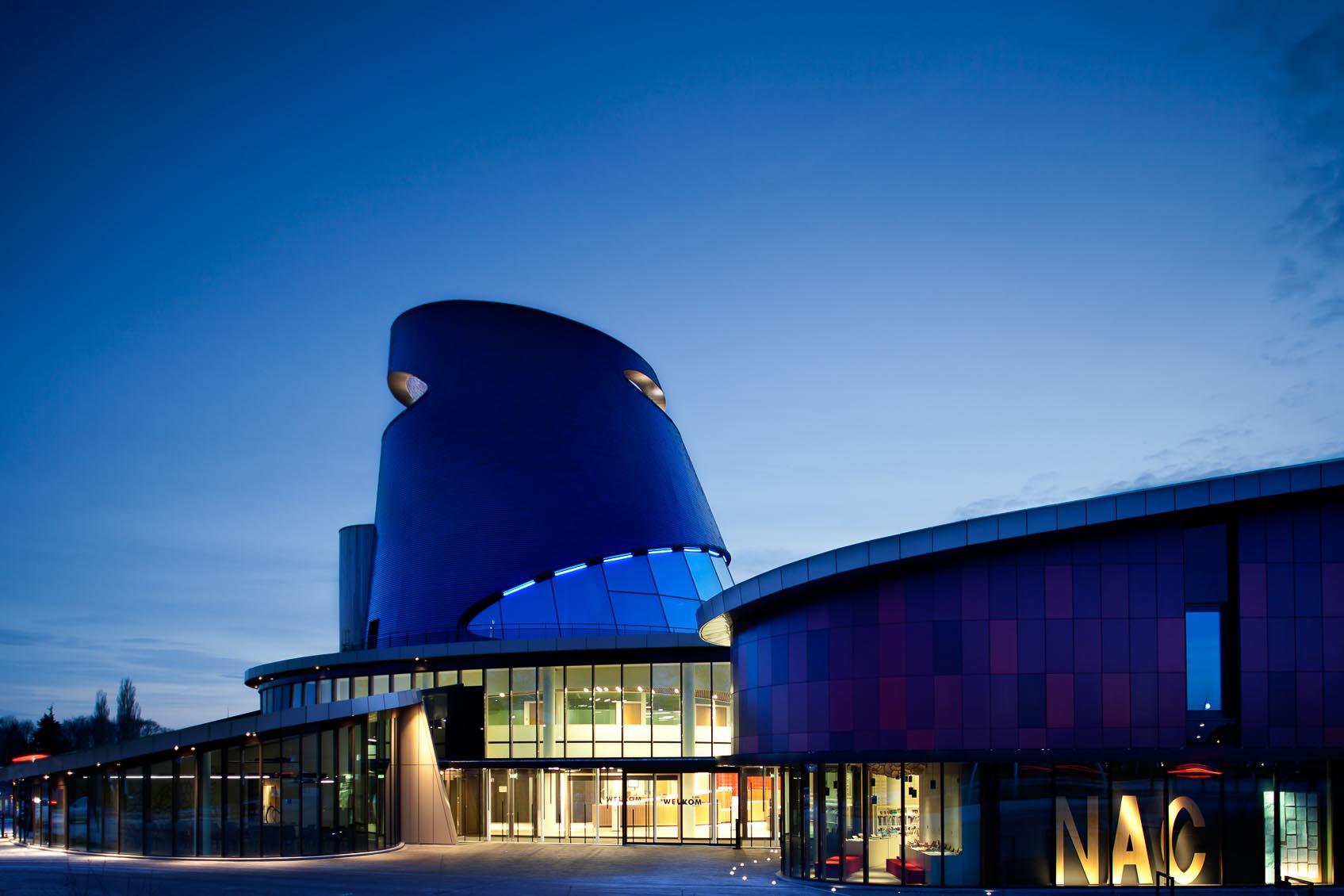 lichtarchitectuur voor het NAC in houthalen-helchteren, een multifunctioneel gemeentecomplex