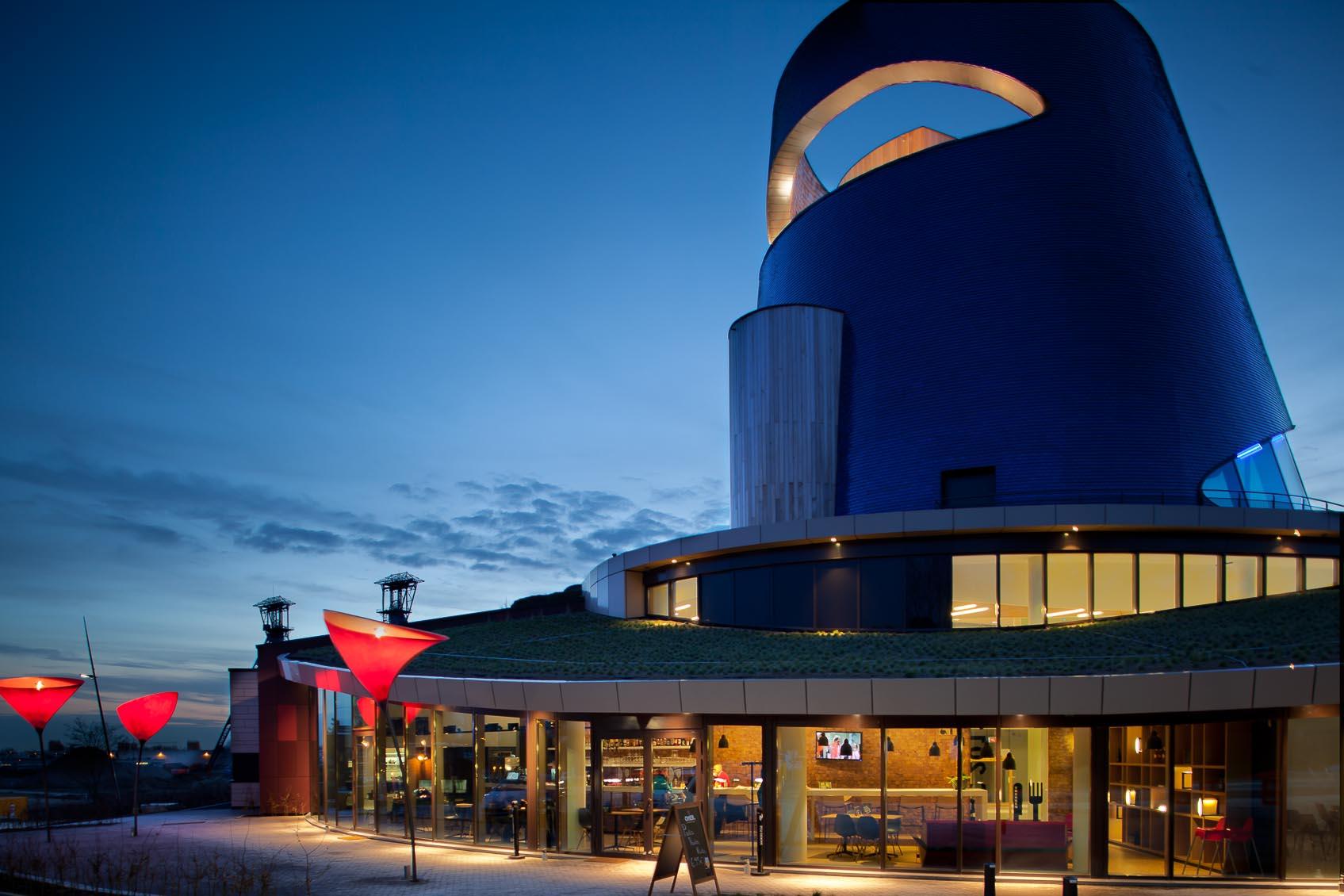 maxxi poppy buitenverlichting viabizzuno verlicht plein voor gemeentehuis