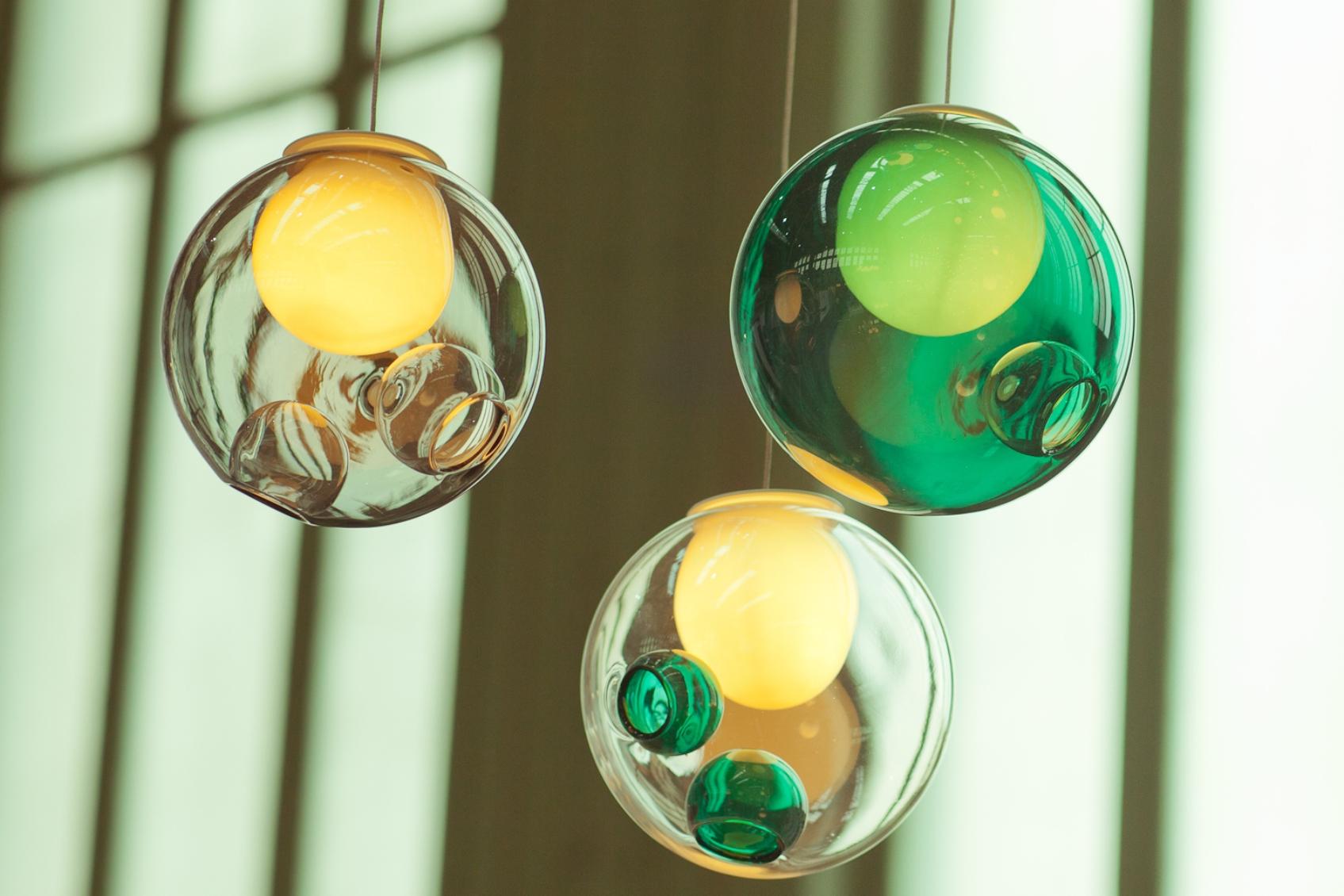 nieuwe collectie artistiek mondgeblazen glazen verlichting in lichthuis