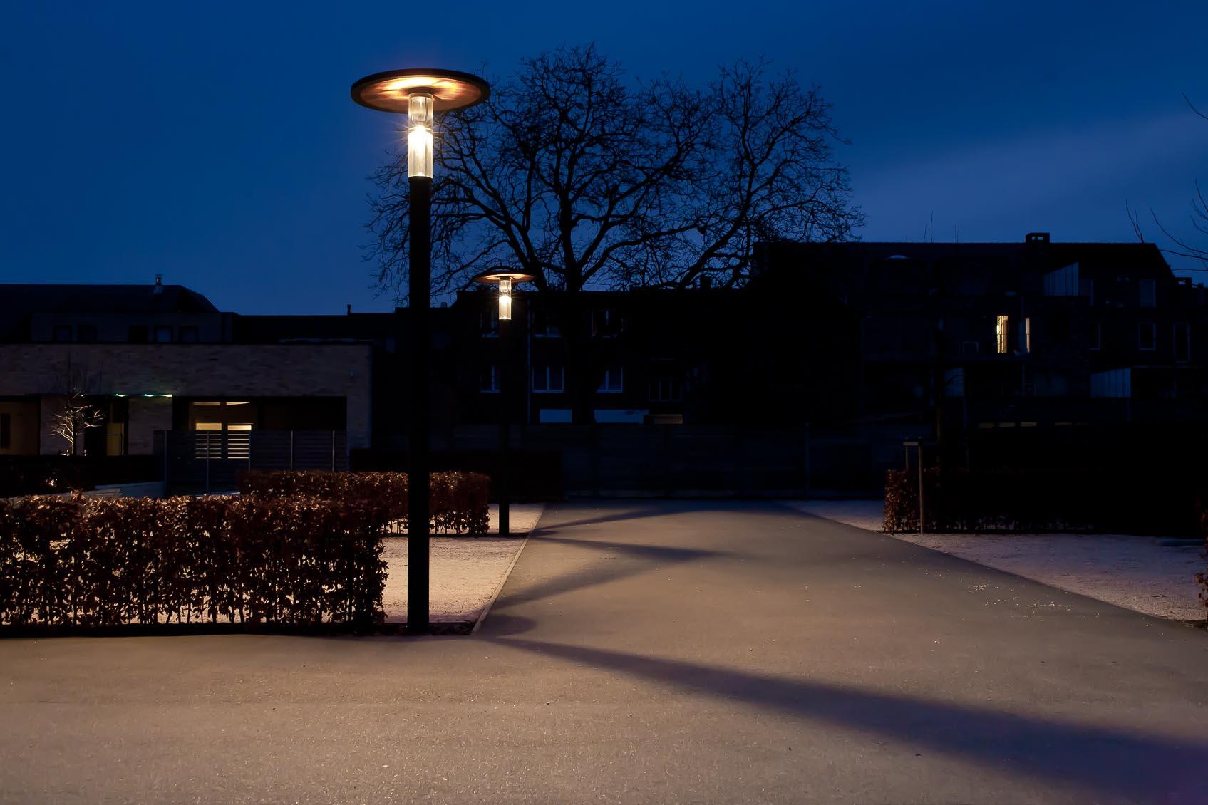 De parking verlicht door viabuzzuno 'Palo Di Zurigo' verlichtingselement met bijzondere lichtverdeling