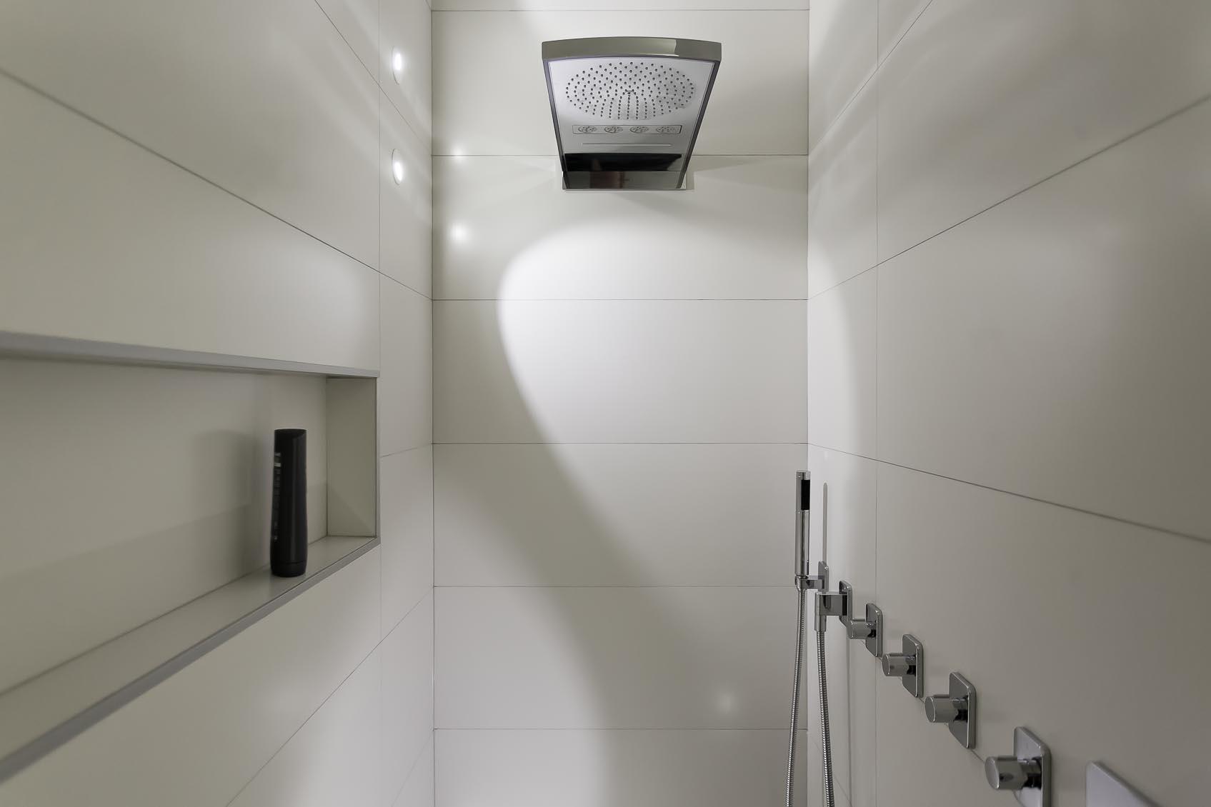 speels spatwaterdicht led inbouw wandlampje geeft bijzondere sfeer in douche