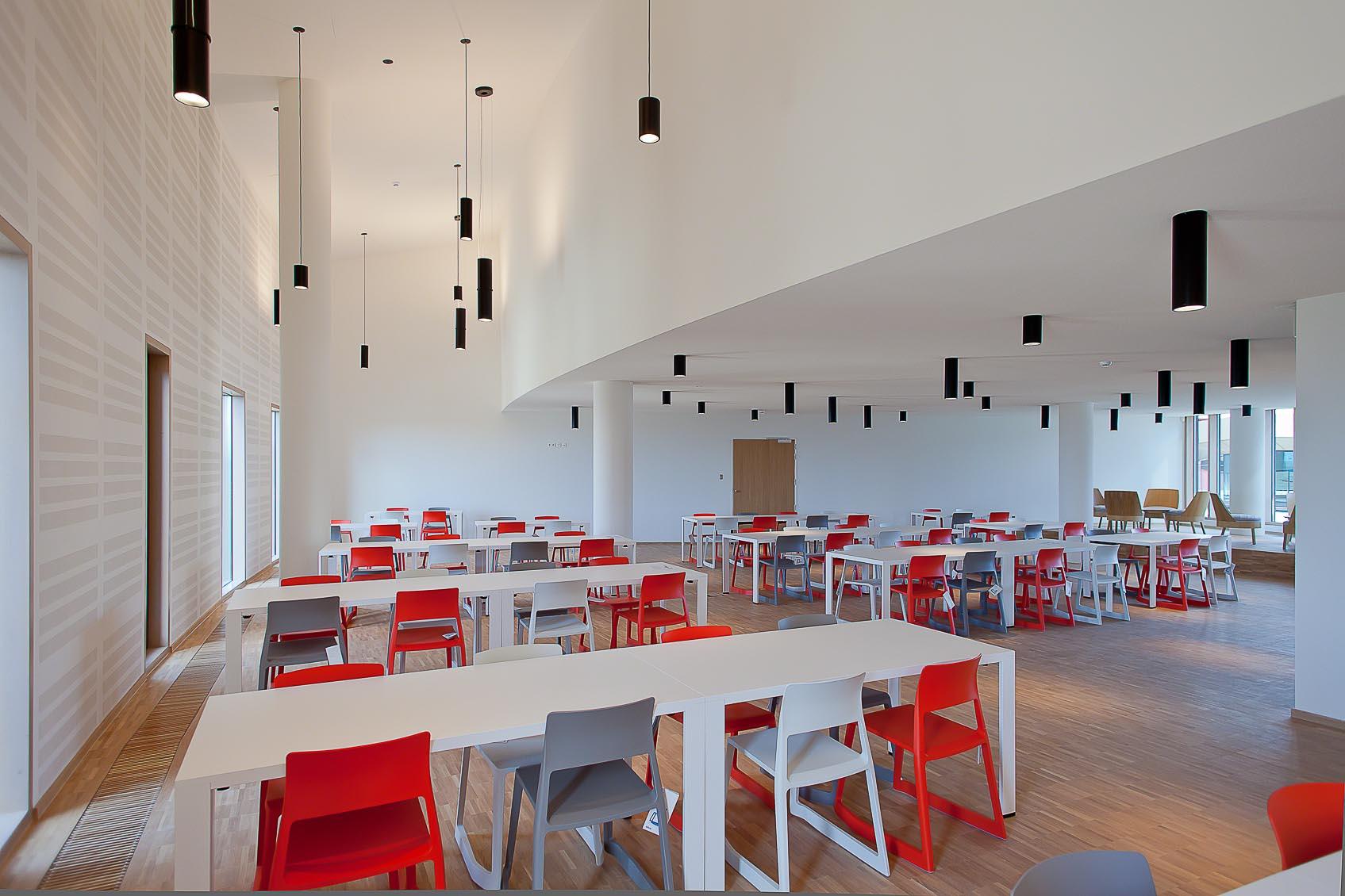 Speels architecturaal lichtconcept in wit zwart rood concept in eetzaal nac