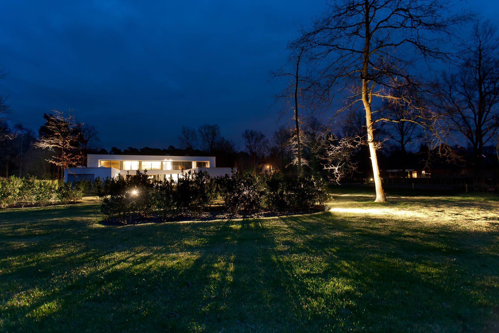 lichthuis zorgt voor creatief lichtconcept door viabizzuno cubo tuin spot 