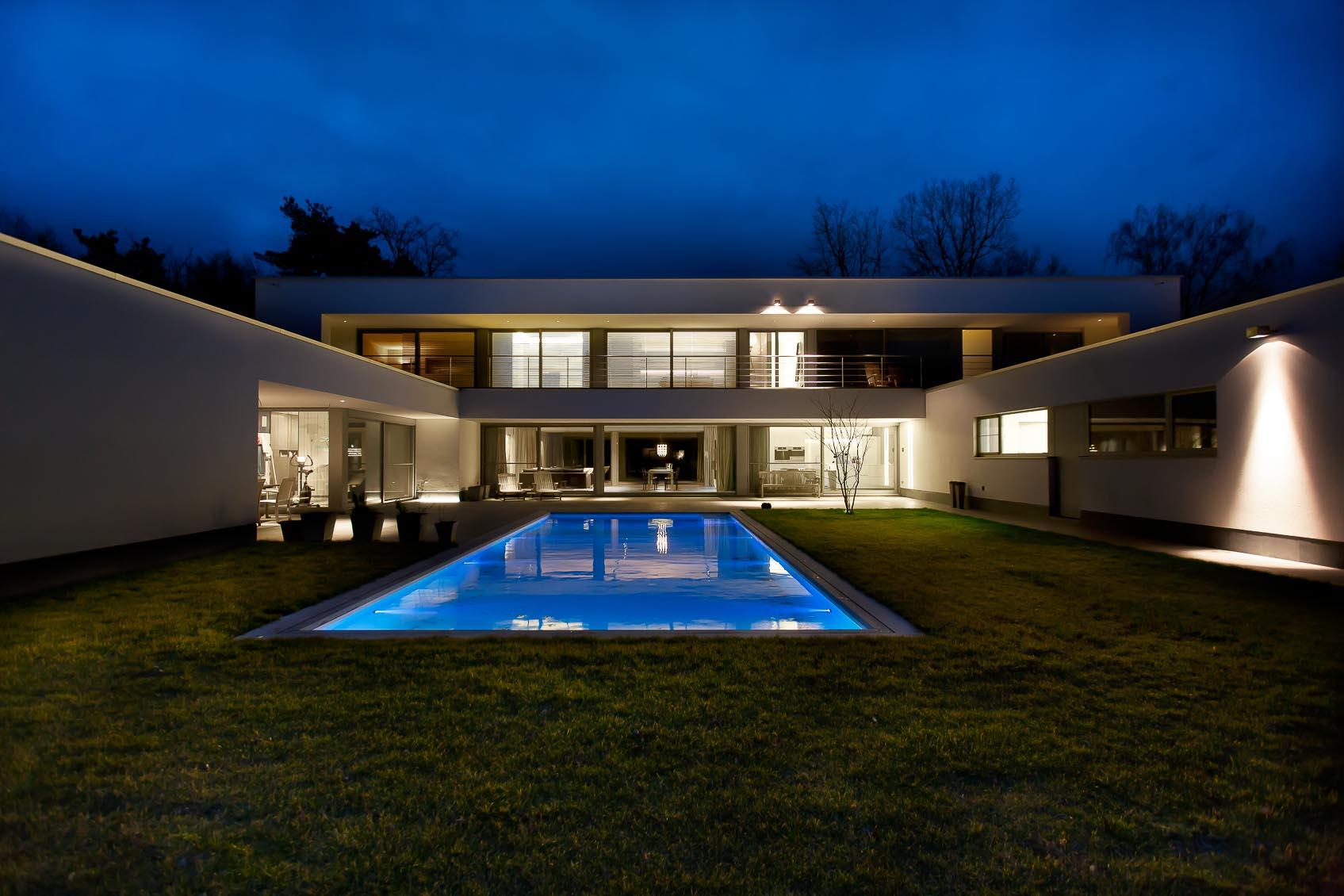 architecturale verlichting aan buitengevel met viabizzuno cubo wandverlichting