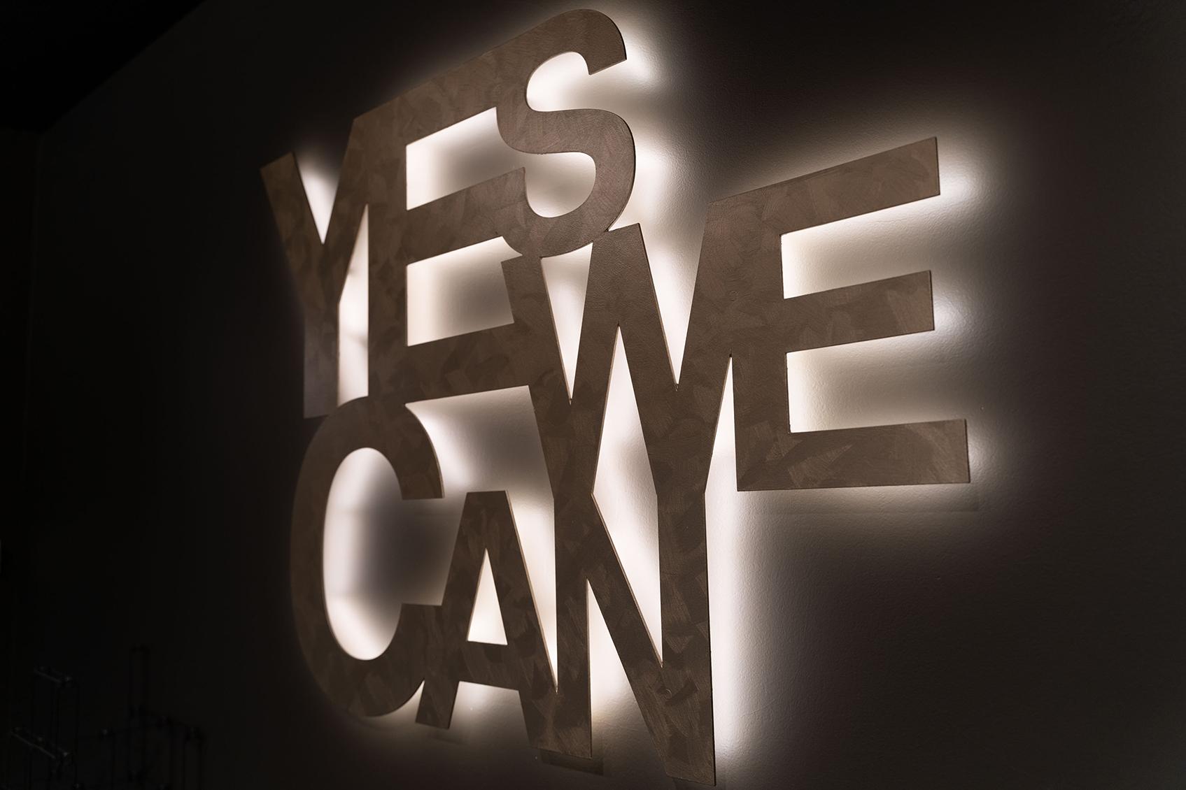 Maatwerk lichttekst toonzaal Lichthuis 'Yes we can'